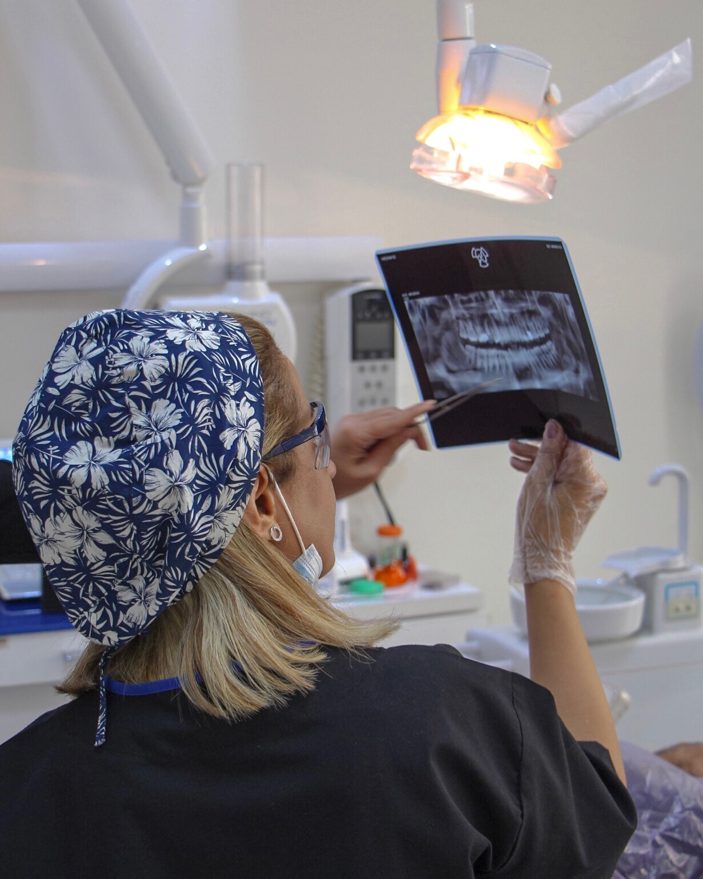 بیمار راضی پس از کاشت دندان در کارگر شمالی